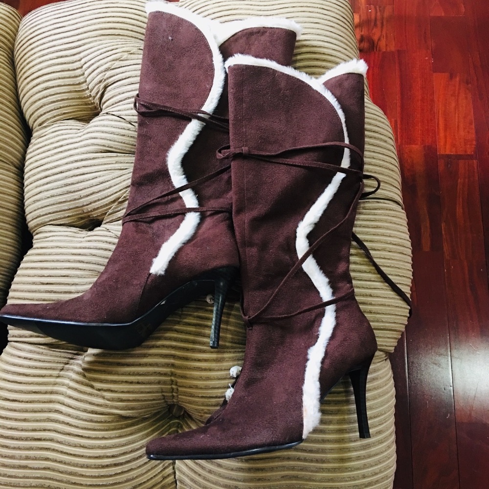 Lovely brown boots with white fur, new.